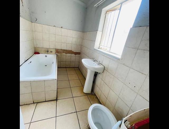 13 BEDROOM HOUSE FOR SALE IN BOKSBURG NORTH